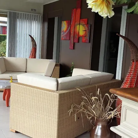 Privee Avec Salon, Garage Voiture, Velos, Motos Homestay *