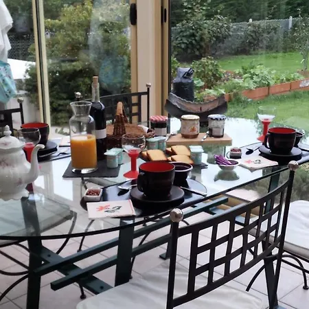 Privee Avec Salon, Garage Voiture, Vélos, Motos Séjour chez l'habitant