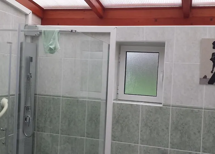 Privee Avec Salon, Garage Voiture, Velos, Motos Homestay *