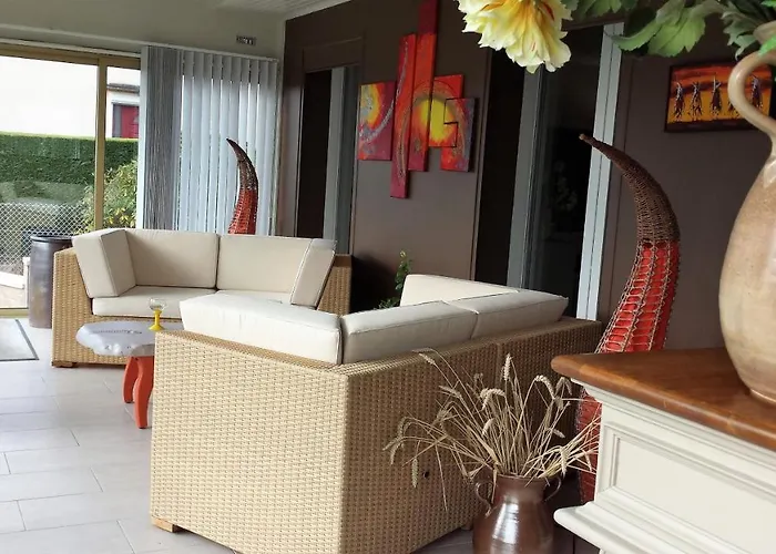 Privee Avec Salon, Garage Voiture, Velos, Motos Homestay *