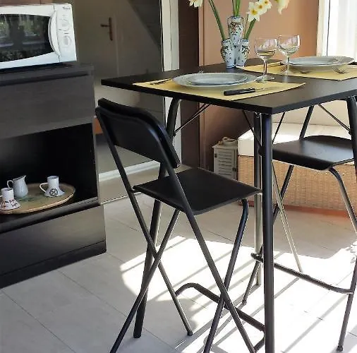 Privee Avec Salon, Garage Voiture, Velos, Motos Homestay