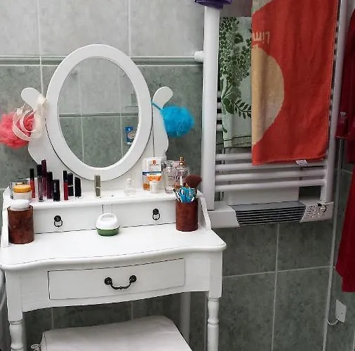 Privee Avec Salon, Garage Voiture, Velos, Motos *