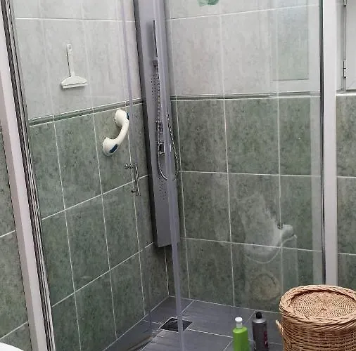 Privee Avec Salon, Garage Voiture, Velos, Motos Homestay *