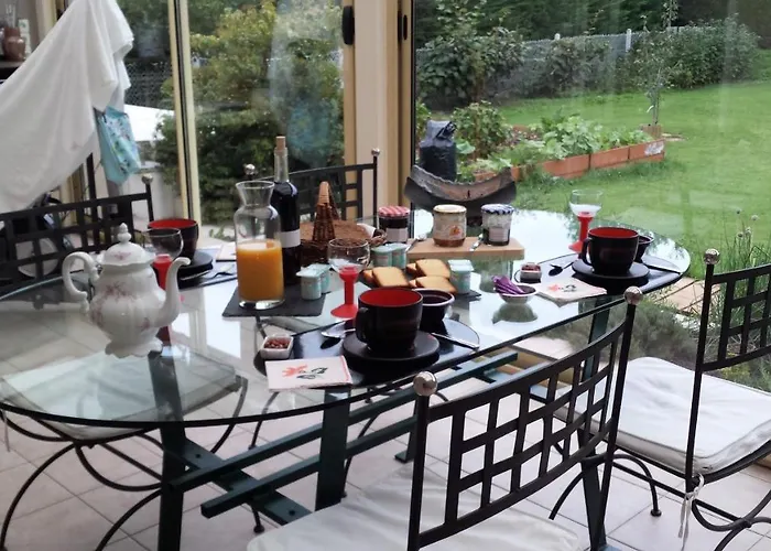 Privee Avec Salon, Garage Voiture, Velos, Motos Homestay