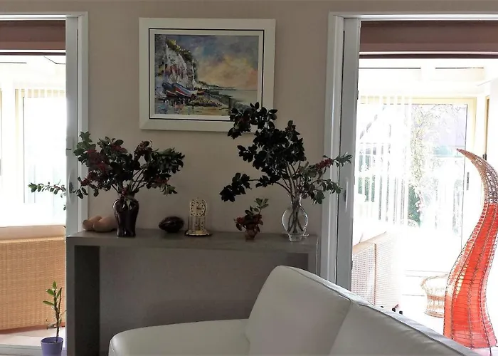 Privee Avec Salon, Garage Voiture, Velos, Motos