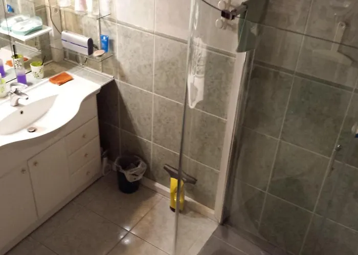 Privee Avec Salon, Garage Voiture, Velos, Motos Homestay