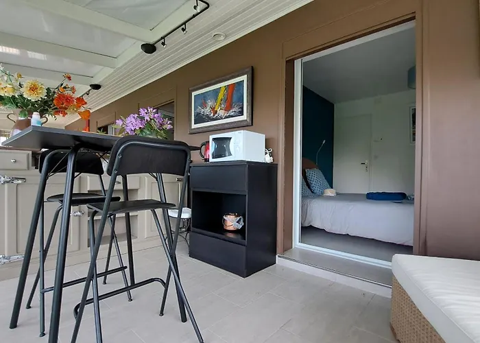 Privee Avec Salon, Garage Voiture, Velos, Motos Homestay