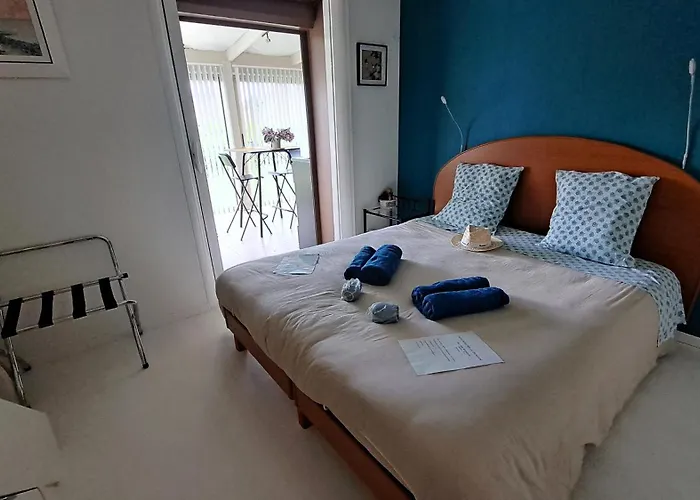 Privee Avec Salon, Garage Voiture, Velos, Motos Homestay *