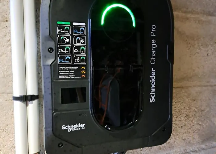 Homestay Privee Avec Salon, Garage Voiture, Velos, Motos *